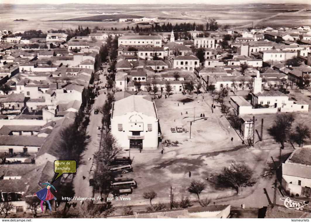 route de Kenchela et à droite le marché, la mosquée 