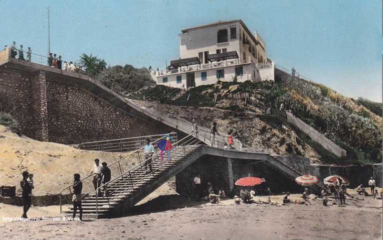 La plage, les escaliers, le restaurant "la brise"