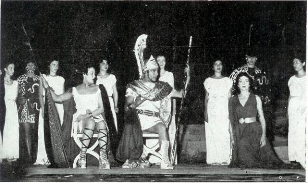 Le 25 Mai 1955 dans les Jardins du Forum aménagés selon la plus pure tradition des Théâtres de Plein Air une représentation du « Songe d'une Nuit d'Eté a inauguré le Festival du Théâtre Algérien.