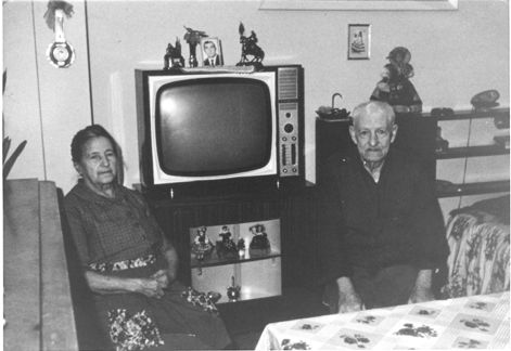 les grands-parents de Jocelyne Mas dans leur modeste appartement à Golfe-Juan en 1962 -