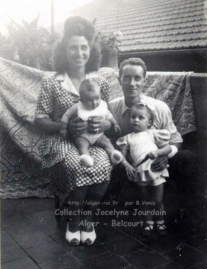 1946 : maman et moi sur ses genox, papa et ma sœur Nicole