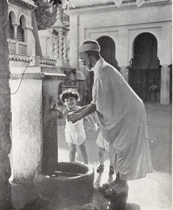 Figure populaire, le vieux muezzin aveugle, ici, à la fontaine du marabout, appelle les fidèles à la prière depuis prè de 40 ans.