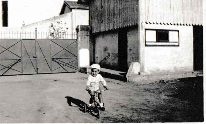 André Amadeuf sur son tricycle. (Age ?)