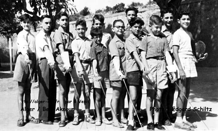 Equipe d' Escrime des Minimes du LBA - Juin 1952 - Maître d' Armes : Mr. Riou.