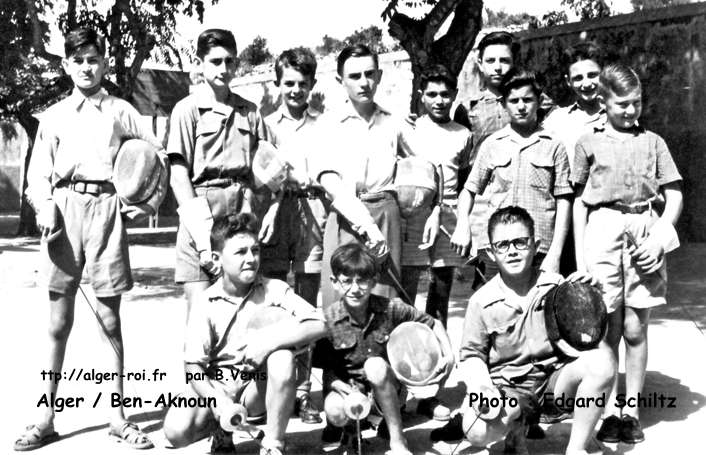Equipe d' Escrime des Minimes du LBA - Juin 1952 - Maître d' Armes : M. Riou.