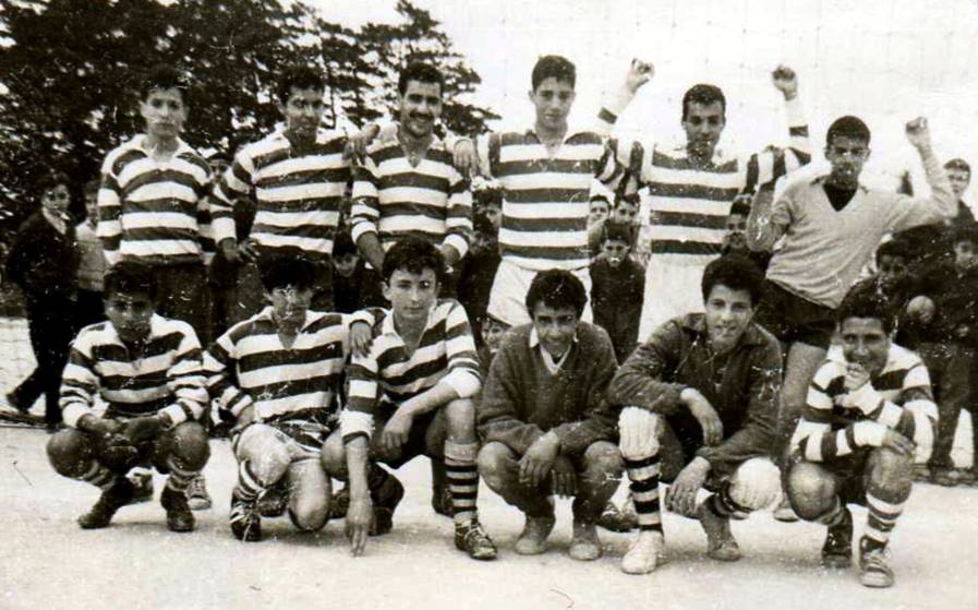 Equipe de Football des Cadets du Lycée d'El Biar - 1961 / 62 au Stade de Ben Aknoun . 