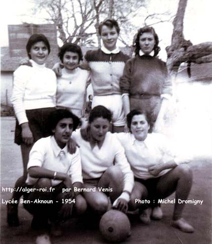 Equipe de Handball cadette du Lyçée de Ben Aknoun. 1954.