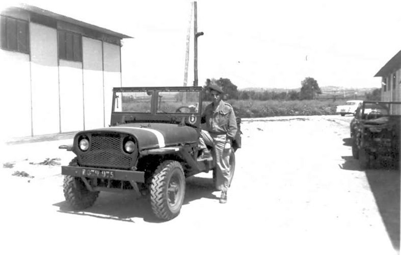 Avril 1960 – Francis Rambert devant une jeep-école Delaye de la Préparation Militaire