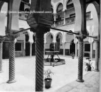 La cour, wast ed-dar, trait essentiel de l'habitation musulmane nord-africaine 