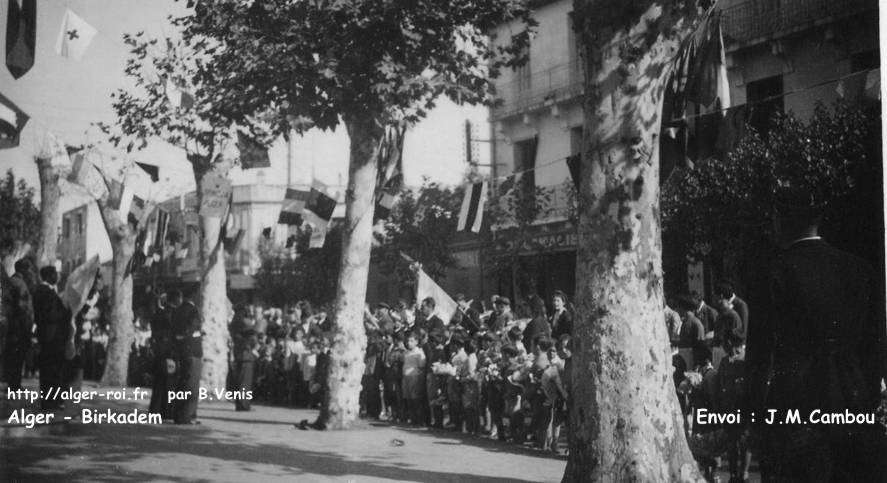 Rassemblement du peuple Birkadémois devant la mairie (Années 50)