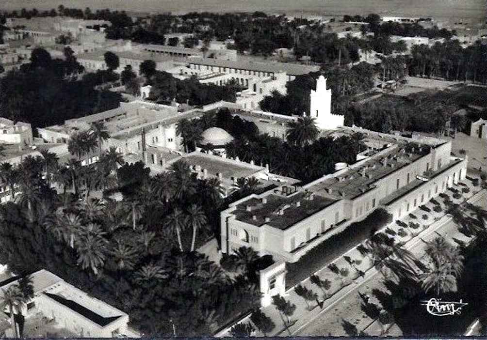 Vue aérienne sur le Boulevard Carnot et l'Ex-Hôtel Royal et ses jardins
