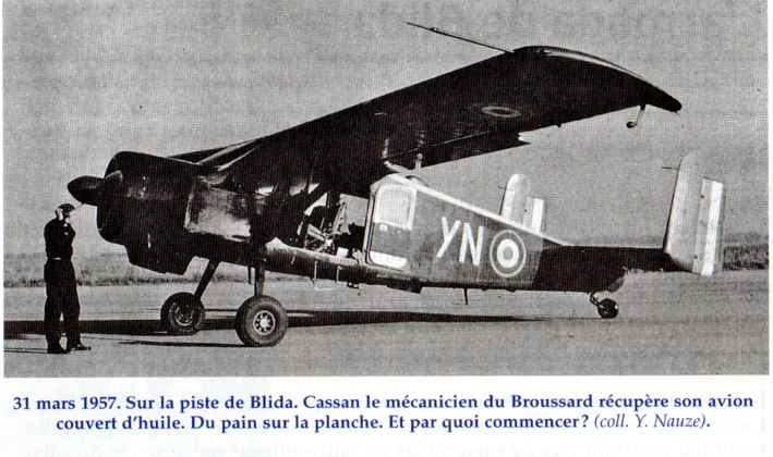 31 mars 1957. Sur la piste de Blida. Cassan le mécanicien du Broussard récupère son avion