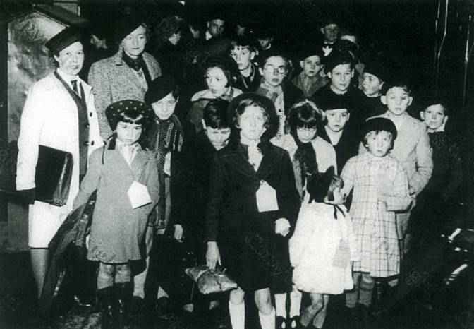 La Vicomtesse Yvonne de Villiers de la Noue à gauche accompagnant un groupe d'enfants à la gare de Lyon