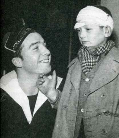 Enfant Guynemer, George Laporte (9 ans) avec le matelot Louis Dieval qui le sauva des flots