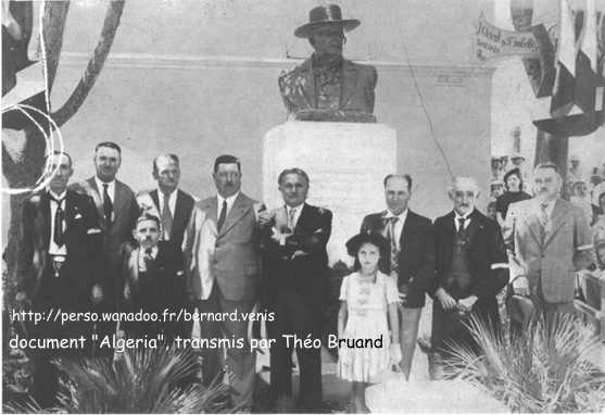 Le groupement pour l'érection du monument Raffi photographié devant ce monument le jour de son