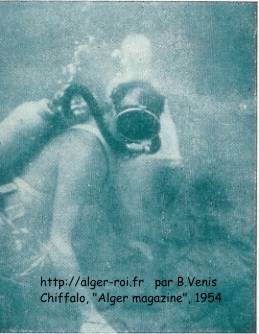 plongeur du Harpon-Club Aquafortain scellant la statue de Notre-Dame de la Mer. Ces deux documents, pris le jour de l'immersion par 10 mètres de fond, ont été réalisés à roi-de d'un Roleiflex malgré une très mauvaise visibilité.
