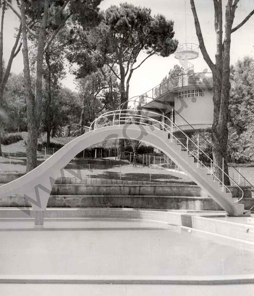 Le toboggan de la grande piscine en mai 1957