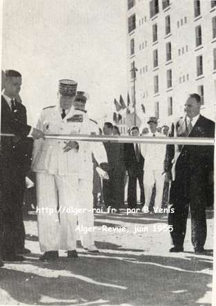 : le maréchal Juin inaugure en coupant le ruban symbolique, l'avenue du C.E.F. 