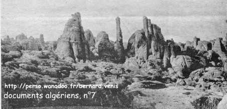 Grès ruiniformes du chaos de Tamrit (1.750 mètres), à 19 kilomètres au nord de Djanet. 