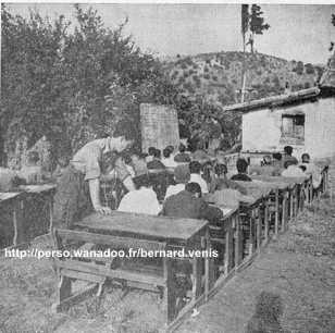École de plein air où les jeunes kabyles travaillent sous la direction d'un instituteur rappelé.