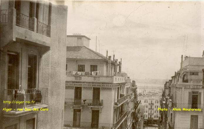 Vue de notre balcon vers la rue Charles Péguy et le port .