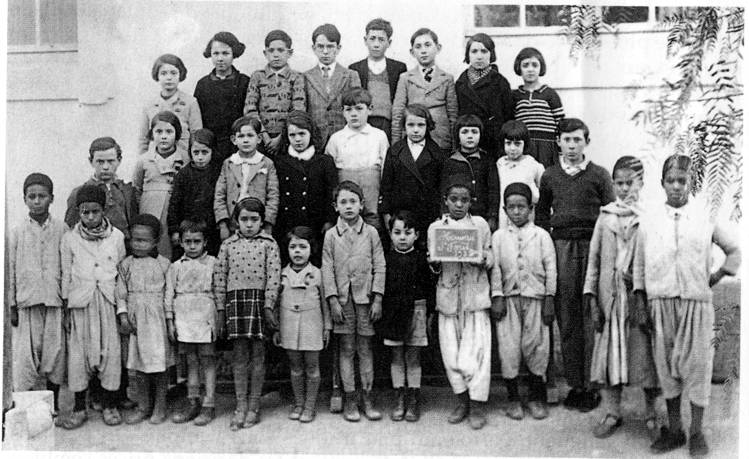 La classe de Marie Cardinal à l'école primaire en 1934 (extrait de Les Pieds-Noirs, de Marie Cardinal).