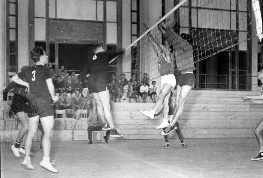 finale de volley,scolaire et universitaire en mars 1956,pendant le match