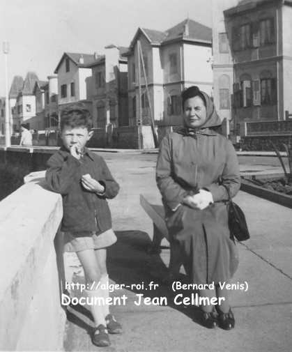 Jean Cellmer , sa maman en 1957, sur le front de mer.