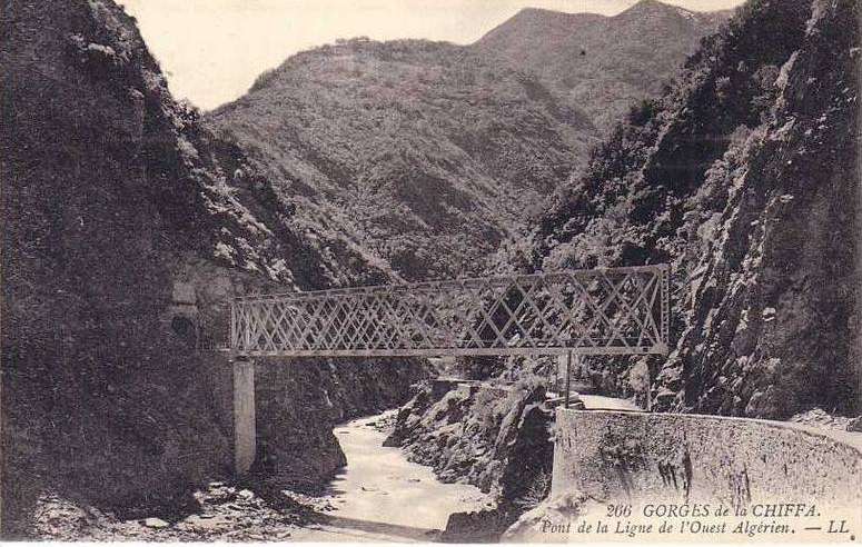 Les gorges de la Chiffa , un pont de la ligne de l'ouest algérien