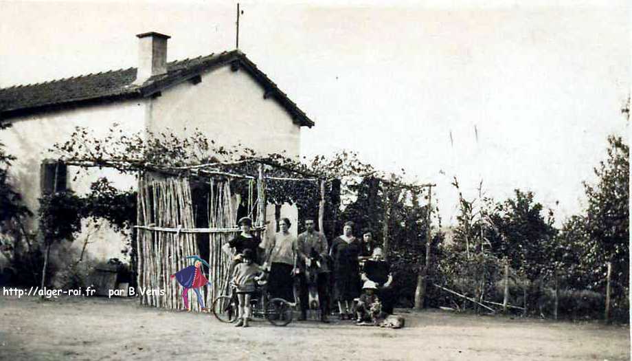 madrague,guyotville,famille devant sa maison