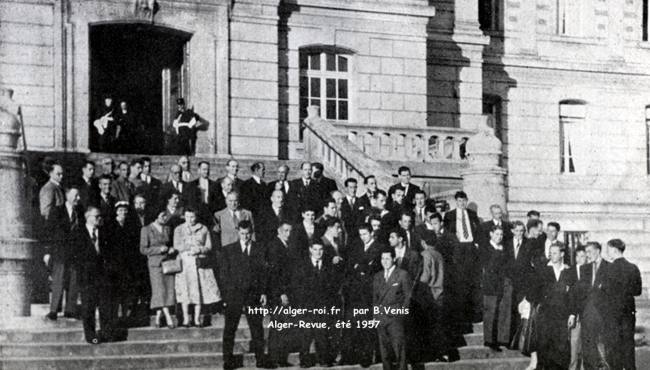 Officiels et équipiers sur l'escalier d'honneur de la mairie d'Evreux. 