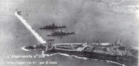 Les deux cuirassés " Strasbourg " et " Dunkerque " amarrés à la jetée Nord en avril 1940, (fonds photographique du SHM).
