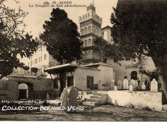 La mosquée funéraire de Sidi 'Abd er-Rahmân. En arrière, sur la gauche,la Médersa.