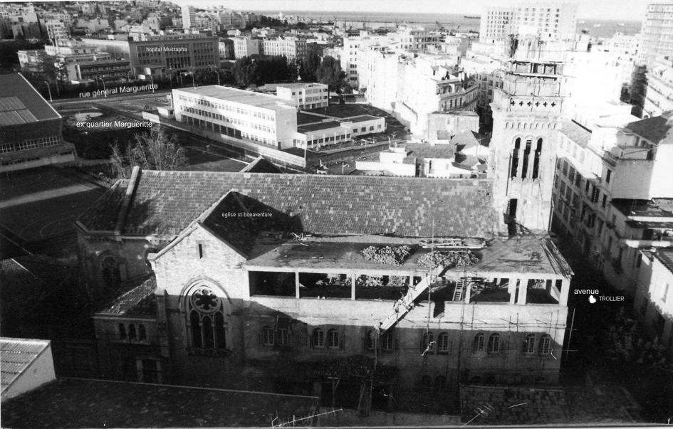 photo de l'église Saint -Bonaventure en cours de transformation (1978) prise du toit d'un immeuble de la rue general Yusuf.»
