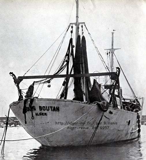 Le " Louis-Bouton ,. amarré cru môle de pêche. On voit les 2 potences supports des câbles de fond (v. schéma), les panneaux de chalut et les filets avec les flotteurs.