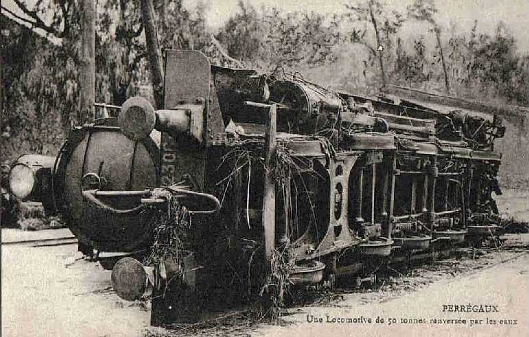 Locomotive renversée par les eaux lors de la rupture du barrage
