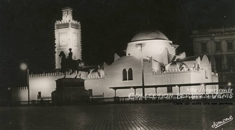La grande mosquée et la statue du duc d'Orléans.