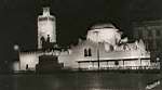 Mosquée et statue la nuit
