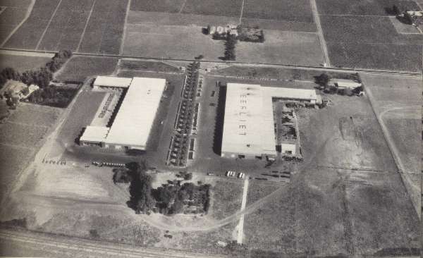 Les usines Berliet vues d'avion. Photo du sud vers le nord. On aperçoit aussi 2 ou 3 fermes françaises 