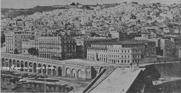 La caserne Lemercier; à gauche, après l'immeuble faisant l'angle du boulevard et de la place, la terrasse ombragée du « Café de France ». 