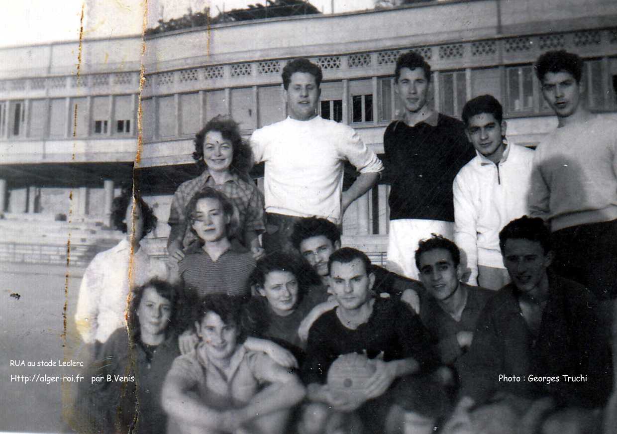 Joueuses et joueurs de hanball à 7 et à 11 "mélangés" pour un entrainement hebdomadaire au Stade Leclerc en 1949.50 .