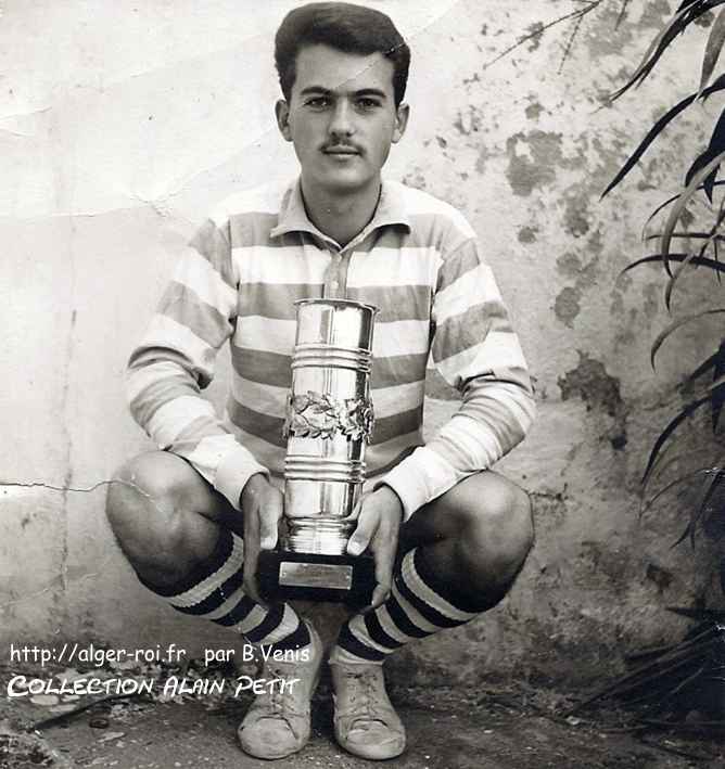 Alain Petit, capitaine de l'Équipe de Handball des Cadets du RUA, avec  la Coupe de Champion d'Alger en juin 1961 .