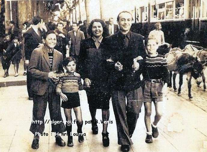Jean Bourrat (l'aîné), Henri Bourrat (le benjamin, expéditeur de la photo), leur mère Joséphine avec leur beau-père, et Marcel Bourrat le cadet.