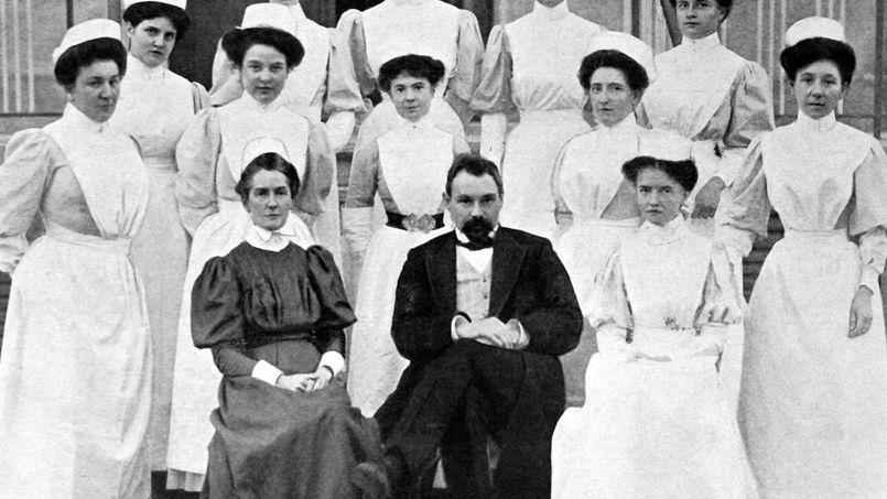 Edih Cavell, en uniforme noir, à côté du docteur Depage, avec ses infirmières.