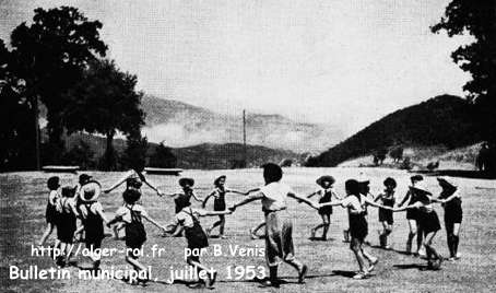 En Kabylie, au col de Tagma-Yakouren, ronde des fillettes de la colonie municipale de vacances de la ville d'Alger.