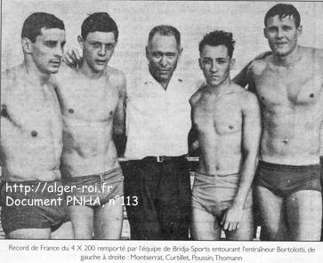 Record de France du 4x100 remporté par l'équipe du Bridja-sports d'Alger entourant l'entraineur Bortolotti, de gauche à droite: Montserrat,Curtillet, Poussin, Thomann.