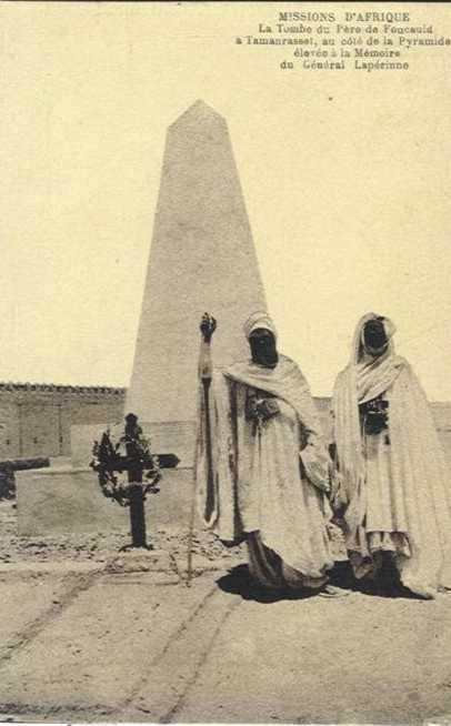 La tombe du Père de Foucauld à côté de la Pyramide élevée à la memoire du Gal Lapérinne 