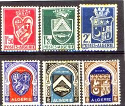 -Il y eut trois émissions successives de timbres représentant des armoiries de villes