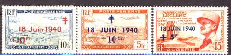 A gauche, timbre émis en 1947, pour le 7è anniversaire ; vue de la rade d'Alger