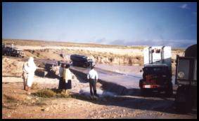 La noria des camions sur un gué de l'oued Mellah